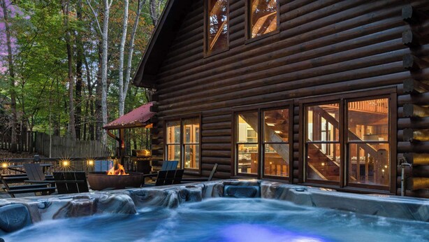 A log cabin with a hot tub and outdoor seating area. - Log Cabin by the Lake|Hot Tub, Fire Pit, Games (Blue Ridge)
