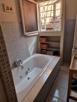 Dusche, Whirlpool, Haartrockner, Handtücher