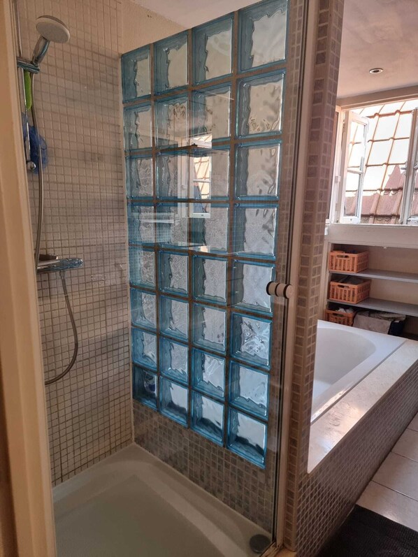 Dusche, Whirlpool, Haartrockner, Handtücher