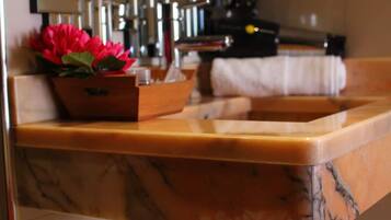 Studiosvit för familj - utsikt mot staden | Värdeförvaringsskåp på rummet och gratis wi-fi