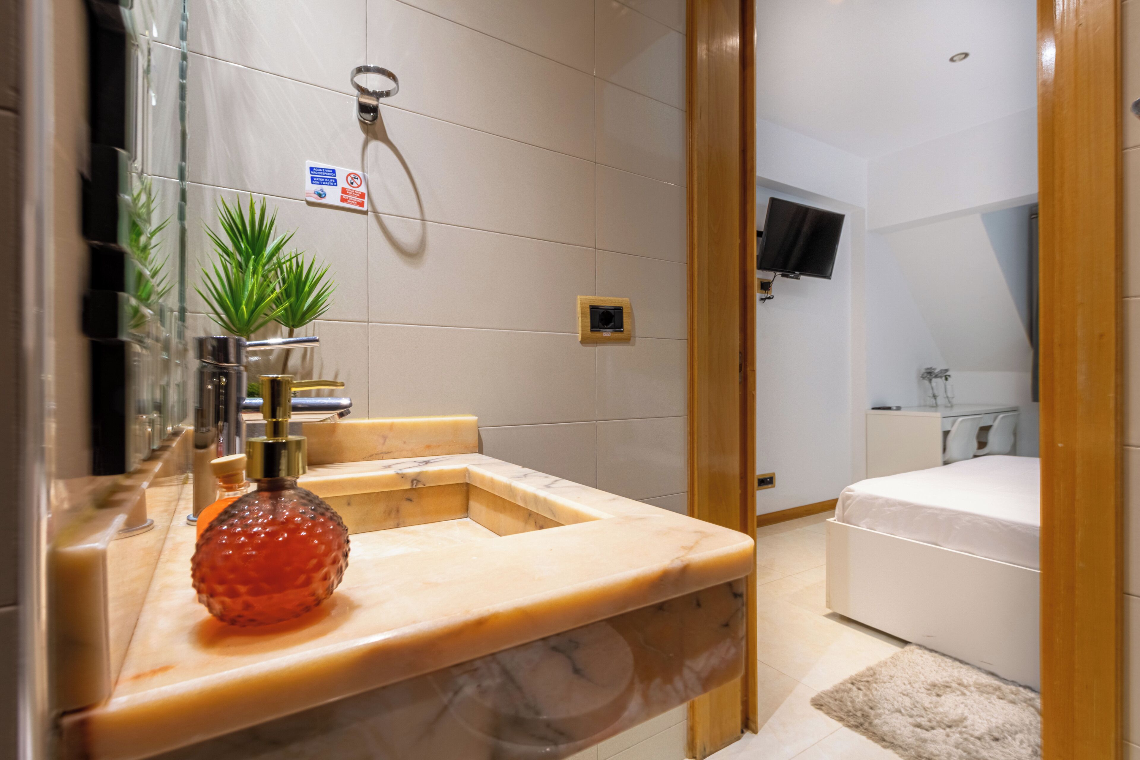 Suite Studio Familiale, vue ville | Salle de bain | Serviettes fournies, savon, shampoing, papier toilette
