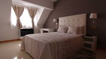 Studiosvit för familj - utsikt mot staden | Värdeförvaringsskåp på rummet och gratis wi-fi