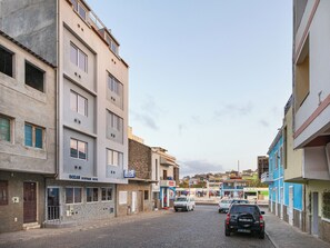 Calle con edificios, incluyendo un hotel llamado 'Ocean Boutique Hotel'.