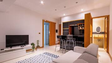 Suite estudio familiar, vista a la ciudad | Caja de seguridad en la habitación y wifi gratis