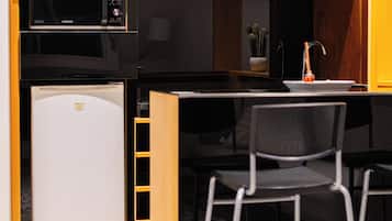 Family Studio Suite, City View | Private kitchen