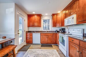 Mikrobølgeovn, kokeplater, oppvaskmaskin og kaffetrakter/tekoker