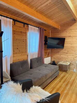 家庭小屋, 海洋景观 | 起居区 | 40-英寸纯平电视（配备数码频道）