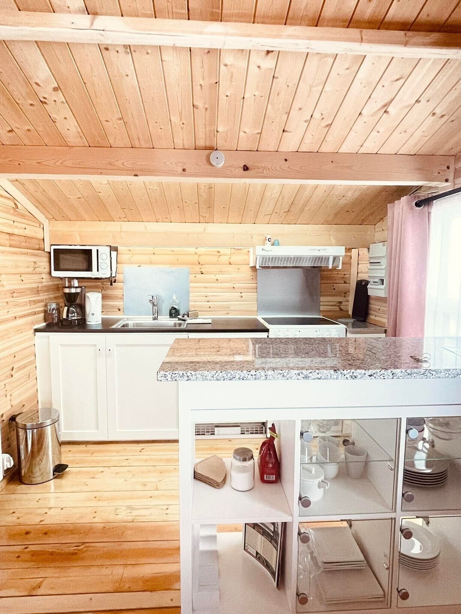 Cabaña familiar, vista al océano | Cocina privada | Refrigerador con congelador, microondas, horno y parrilla de estufa 