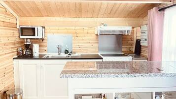 Familie huisje, uitzicht op oceaan | Privékeuken | Een koelkast, een magnetron