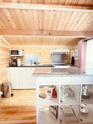 Familie huisje, uitzicht op oceaan | Privékeuken | Een koelkast, een magnetron