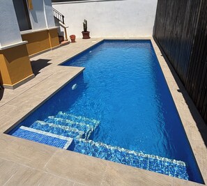 Utendørsbasseng og et oppvarmet basseng