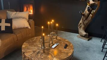 Televisión y chimenea