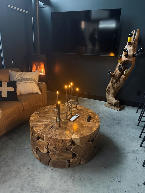 Televisión y chimenea 