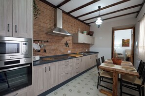 Microondas, horno, placa de cocina