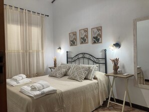 5 dormitoris, planxa i posts de planxar, wifi i roba de llit