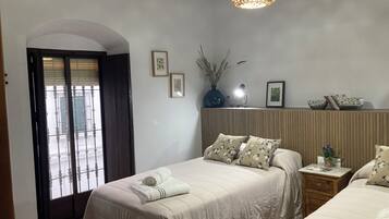 5 bedrooms, iron/ironing board, WiFi, bed sheets