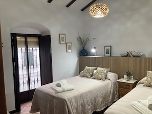 5 bedrooms, iron/ironing board, WiFi, bed sheets - El Viejo Olivo Country House - Valencia del Ventoso (Valencia del Ventoso)