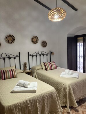 Tabla de planchar con plancha, wifi, ropa de cama