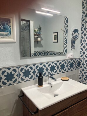 Dusche, Haartrockner, Handtücher, Seife