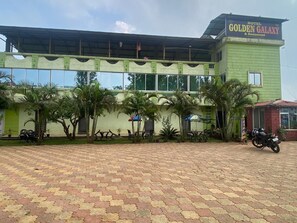 المنشأة من الخارج