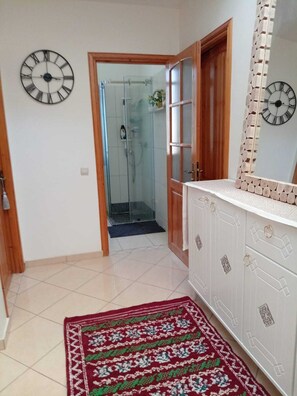 吹风机、毛巾、肥皂、卫生纸