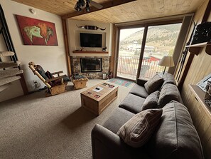 Televisión, chimenea