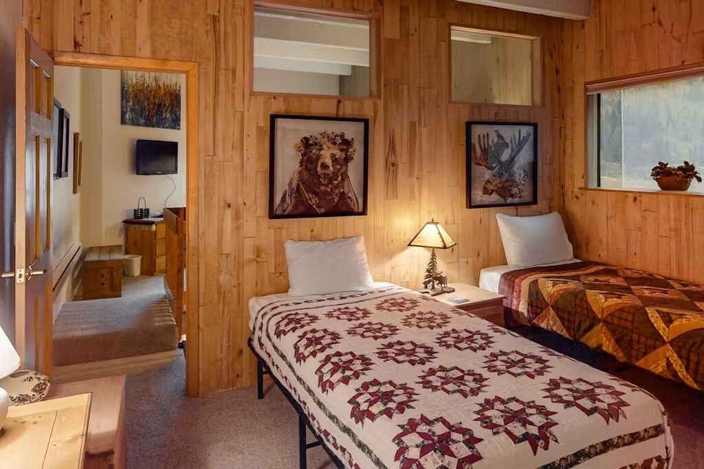 2 عدّة غرف نوم ومكواة/لوح كي وواي فاي مجانًا وملاءات أسرّة