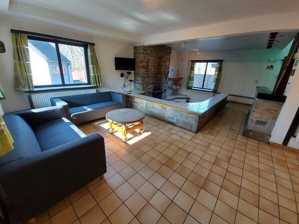 Smart-TV, Tischfußball, Tischtennisplatte