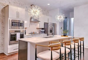 Geladeira, micro-ondas, fogão, cooktop