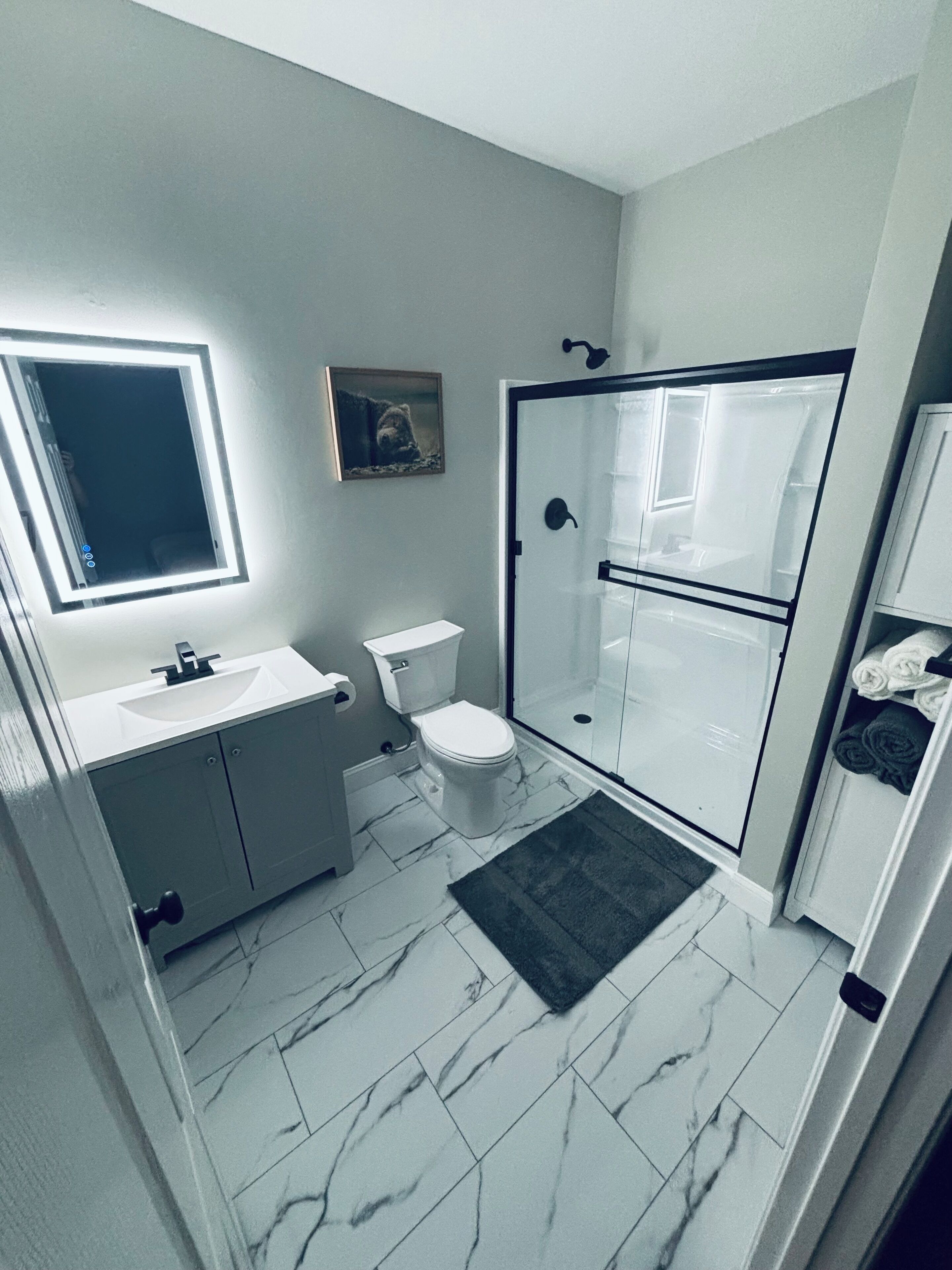 Serviettes fournies, savon, papier toilette