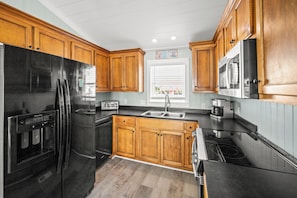 Kjøleskap, mikrobølgeovn, ovn og kokeplater