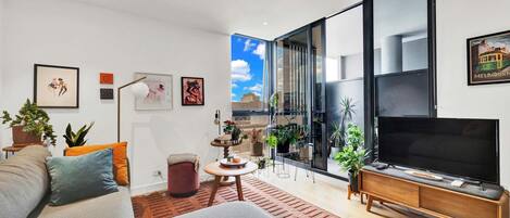 Televisión, estéreo, oficina