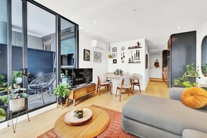 Télévision, chaîne hi-fi, espaces bureaux