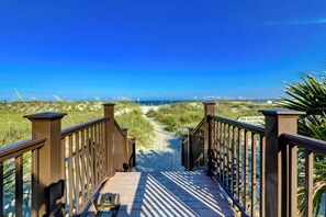 A wooden boardwalk leading to a beach with a clear view of the ocean and dunes. - Oceanfront beach villa in Palmetto Dunes (Hilton Head Island)