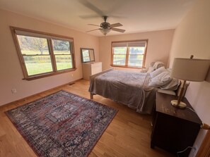 4 عدّة غرف نوم وواي فاي وملاءات أسرّة