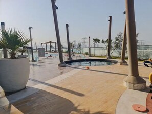 Pool - High-Floor Studio,Walking Distance to the Park & 15-Min Drive to Miracle Garden (Dubai)