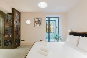 2 bedrooms, iron/ironing board, internet, bed sheets