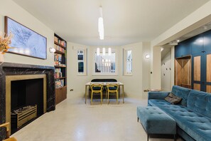 TV, books, offices - Exquisitely Designed 2BD Flat in South Kensington (Greater London)
