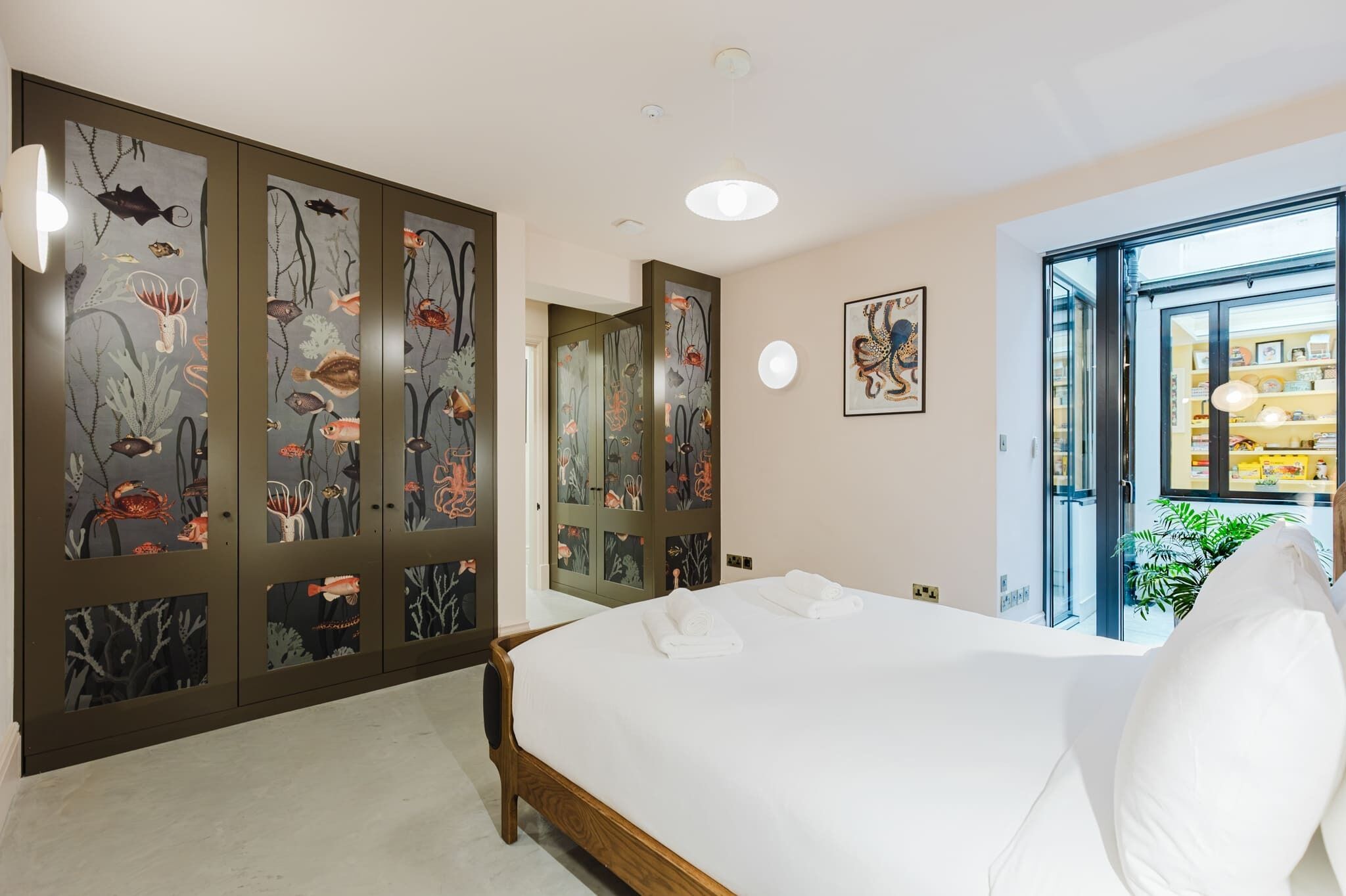 2 bedrooms, iron/ironing board, internet, bed sheets