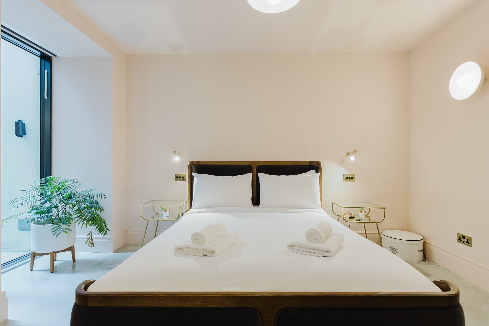 2 bedrooms, iron/ironing board, internet, bed sheets
