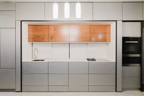 Frigorífico, horno, placa de cocina y lavavajillas