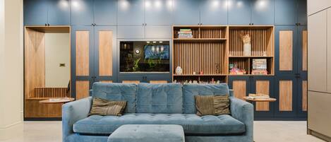 电视、书、办公室