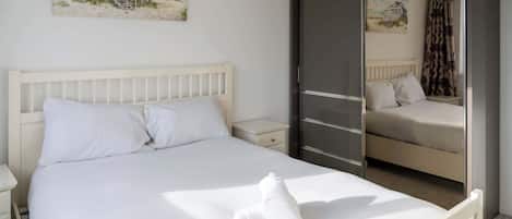 3 bedrooms, iron/ironing board, Internet, bed sheets