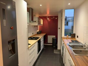 Jääkaappi, mikroaaltouuni, uuni, liesi