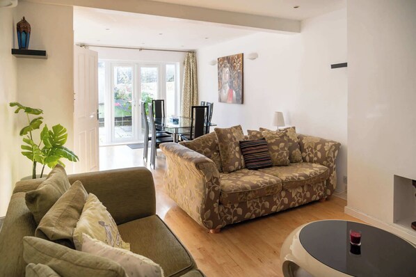 Televisión y oficina 