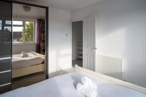 3 habitaciones, tabla de planchar con plancha, internet y ropa de cama 