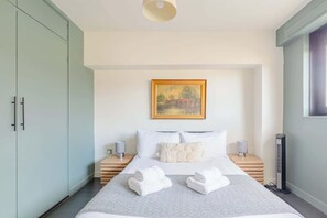 Iron/ironing board, Internet, bed sheets - Gorgeously Designed 2BD Flat, Heart of East London (Greater London)