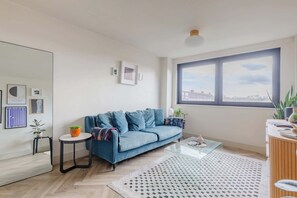 TV - Gorgeously Designed 2BD Flat, Heart of East London (Greater London)