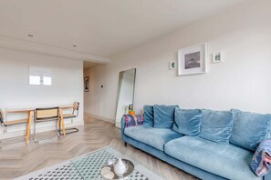 TV - Gorgeously Designed 2BD Flat, Heart of East London (Greater London)