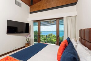 Tabla de planchar con plancha, wifi gratis y ropa de cama 